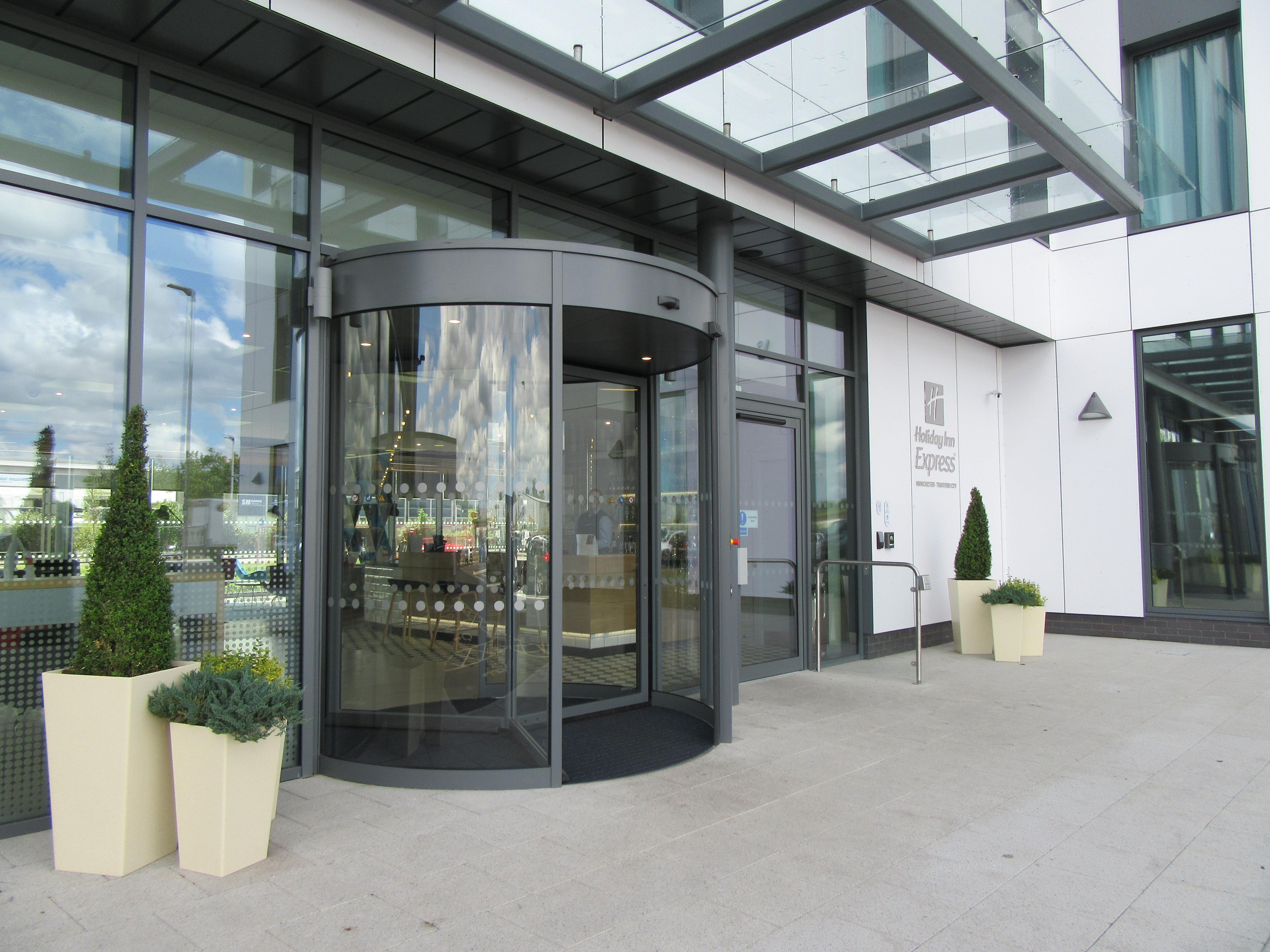 Holiday Inn Express - Manchester - Traffordcity By Ihg Urmston Exterior photo