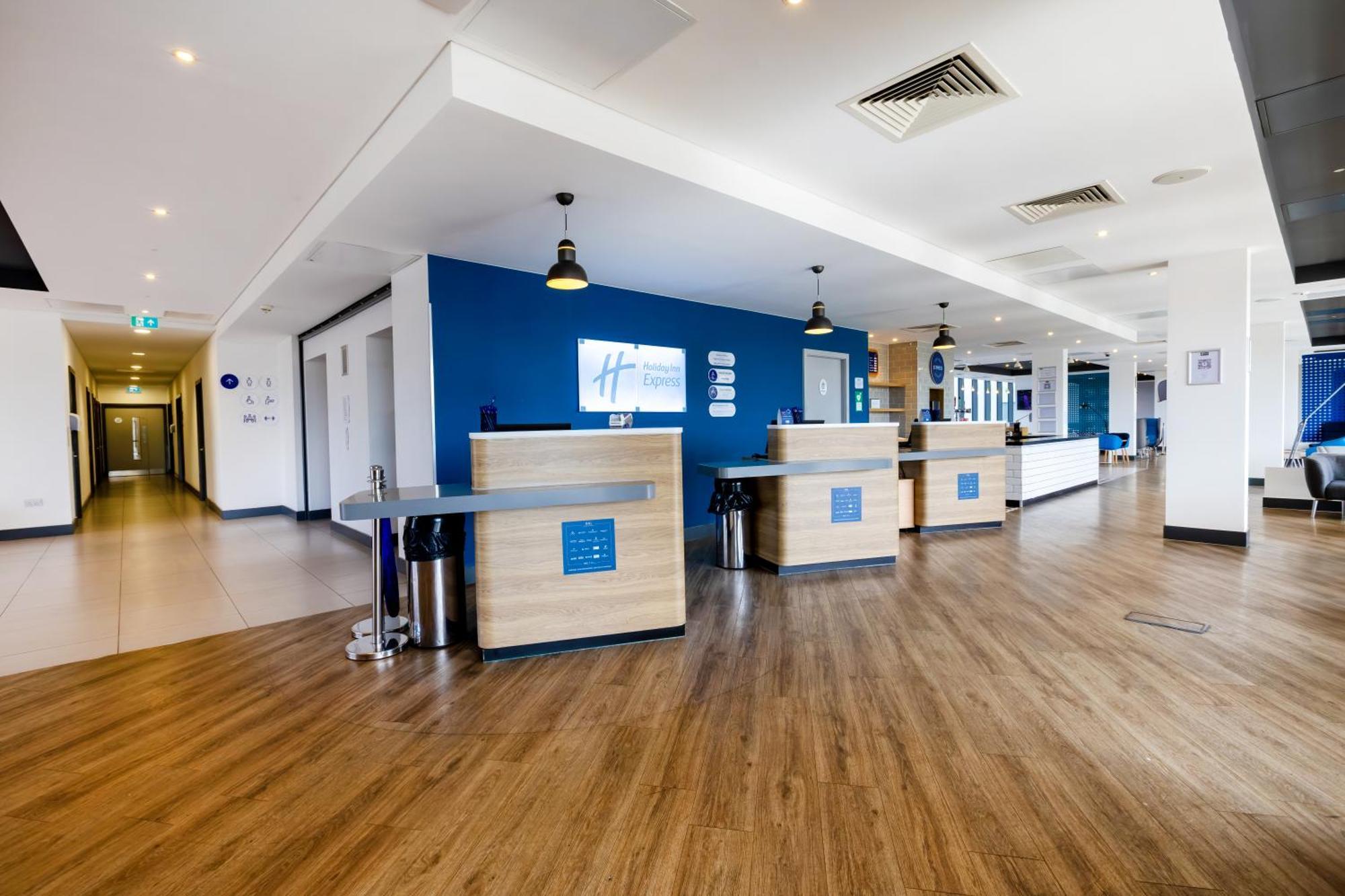 Holiday Inn Express - Manchester - Traffordcity By Ihg Urmston Exterior photo